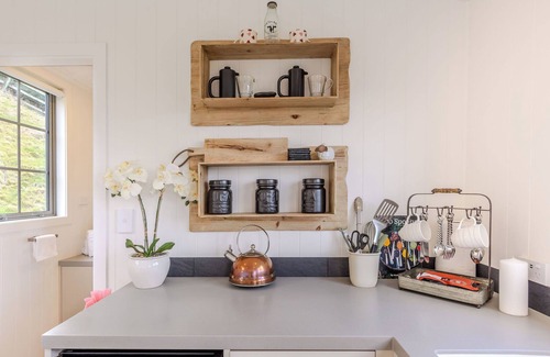 Lake Tarawera Cabin | The Shepherds Legacy hut with lake and mountain views/pet friendly