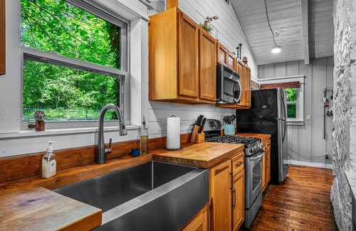 Mentone Cottage | The Shire-riverside w/hot tub, fire pit, kayaks & fenced yard