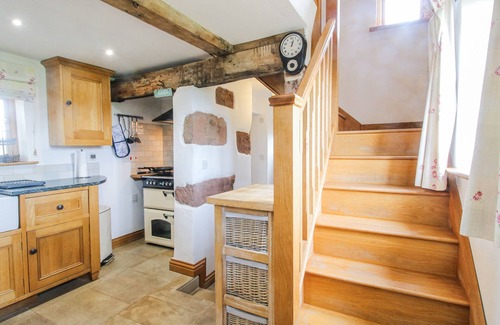 Sugnall House | THE SHOOTING FOLLY, romantic, with hot tub in Cheswardine
