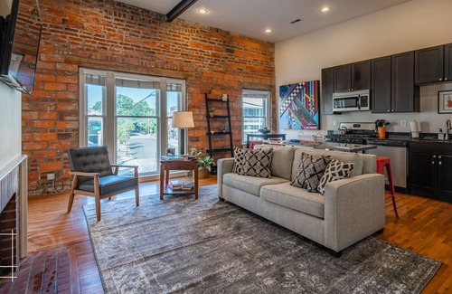 Short North Apartment | The Short North Retreat - Private parking
