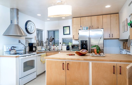 Marine Terrace House | The Silver Lady | Retro-Chic Retreat w/Huge Mountain-View Deck | Near Beach