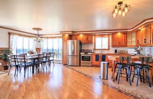 Caplan House | The Simeon - Upscale Bay Views by Doorbed