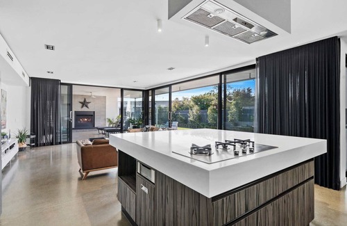 Mulwala House | The Sinatra Holiday House in Mulwala - great for 10 singles!