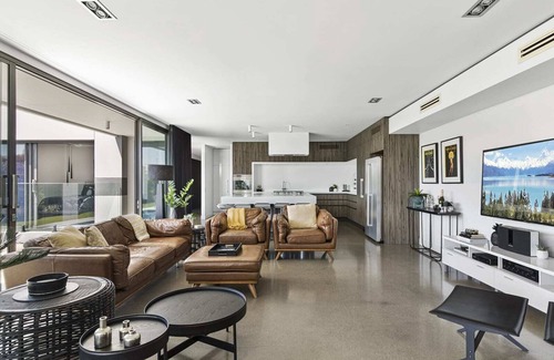 Mulwala House | The Sinatra Holiday House in Mulwala - great for 10 singles!