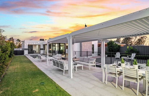 Mulwala House | The Sinatra Holiday House in Mulwala - great for 10 singles!