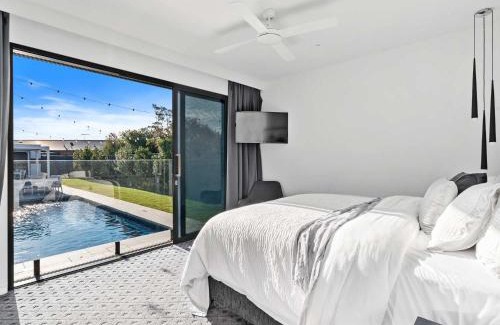 Mulwala House | The Sinatra Holiday House in Mulwala - 10 individual beds