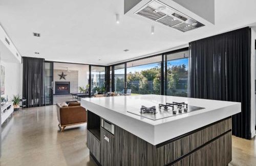 Mulwala House | The Sinatra Holiday House in Mulwala - 10 individual beds