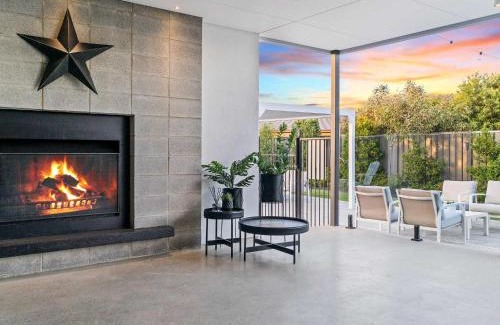 Mulwala House | The Sinatra Holiday House in Mulwala - 10 individual beds