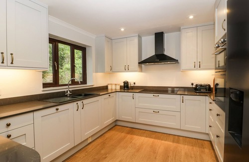 Bridport Cottage | THE SKILLING, pet friendly, with hot tub in Bridport