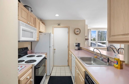 West Dover Condo | The Slope Side Lodge, Ski off w/Fireplace!
