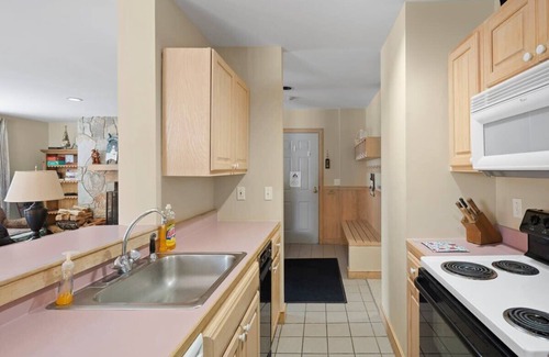 West Dover Condo | The Slope Side Lodge, Ski off w/Fireplace!
