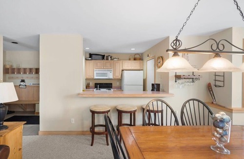West Dover Condo | The Slope Side Lodge, Ski off w/Fireplace!