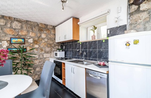 Dubrovacko Primorje House | The small and nicely furnished cottage in the village of Doli is the right place for a small family