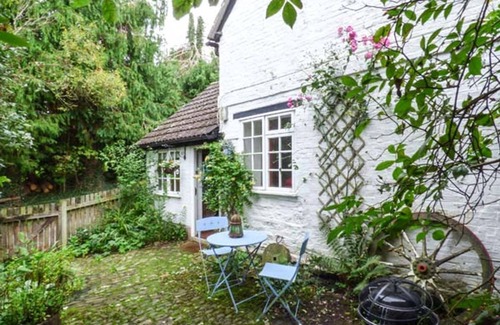 Aymestrey Cottage | THE SMITHY, pet friendly, character holiday cottage in Yarpole