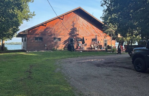 Drummond House | The Sniderhaus with beautiful sunsets and trails nearby. A large dock.