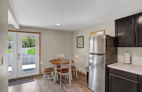 Hesston House | The Snug - Raystown Lake: Near 7 Points Marina Location & Allegrippis Trails
