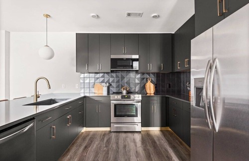 Rolling Mill Hill Apartment | The Sobro Suite - 6 Beds + 6 blocks to Broadway!