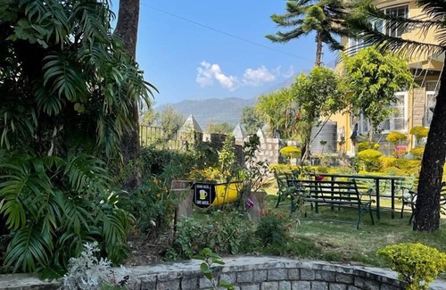 Sidhpur Cottage | The Sojourn - Gulmohar 3 bedroom villa for 10 pax ~ Mountain Views ~ Gardens
