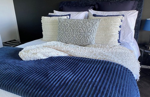 Murdunna Bed & Breakfast | The Sounds. Overlooking King George Sound and King George Island, Murdunna, Tas