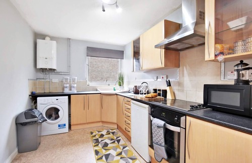 Canterbury House | The Spacious Gem Stay 💎 With Hot Tub & Parking Canterbury
