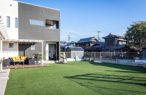 Awaji House | The spacious rooms come with a grassy dog run wher/Awaji Hyōgo