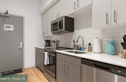 River North Apartment | The Spark -Your Entire Crew Fits Here 20BR 5 Units