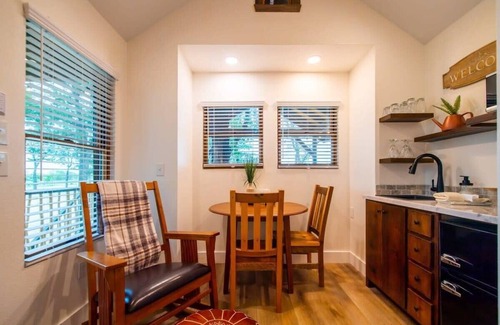 Elm Mott RV Rental | The Sparrow Treehouse 15 MIN to Magnolia & Baylor