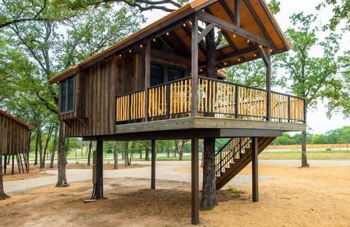 Elm Mott RV Rental | The Sparrow Treehouse 15 MIN to Magnolia & Baylor