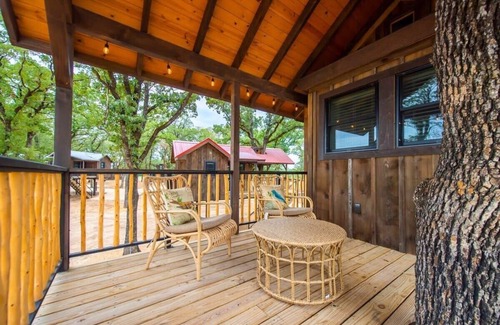 Elm Mott RV Rental | The Sparrow Treehouse 15 MIN to Magnolia & Baylor