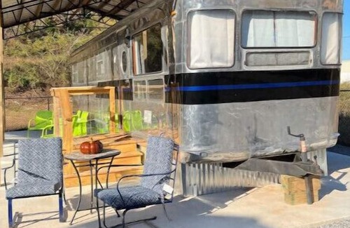 Tellico Plains Cottage | The Spartan Village - A Retro Trailer Coach Resort 1954 Royal Mansion #5