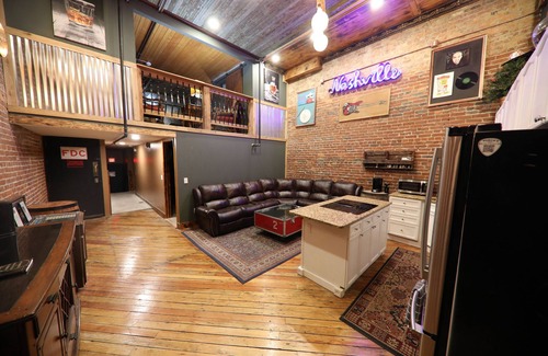 Sobro House | THE SPEAKEASY: Ground Level 4b/2bth Rock Memorabilia w/Optional 1Bth/3Bed Loft