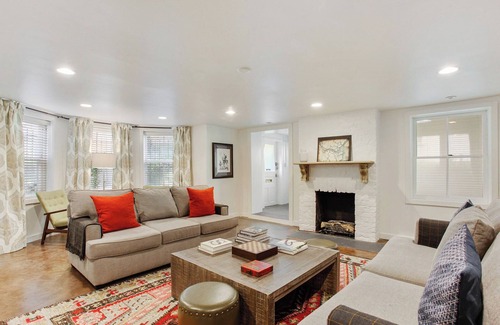 Metropolitan Apartment | The Squares of Savannah: Chic Modern Apartment on Forsyth by Lucky Savannah