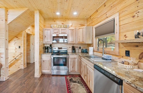 Bryson City Cabin | The Squatch Nest - Scenic Mountain Retreat Hot tub|Firepit|Big Views
