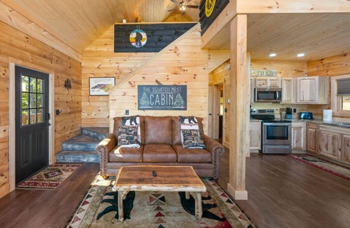 Bryson City Cabin | The Squatch Nest - Scenic Mountain Retreat Hot tub|Firepit|Big Views