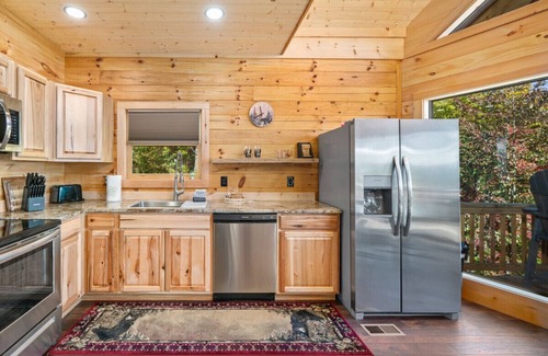 Bryson City Cabin | The Squatch Nest - Scenic Mountain Retreat Hot tub|Firepit|Big Views