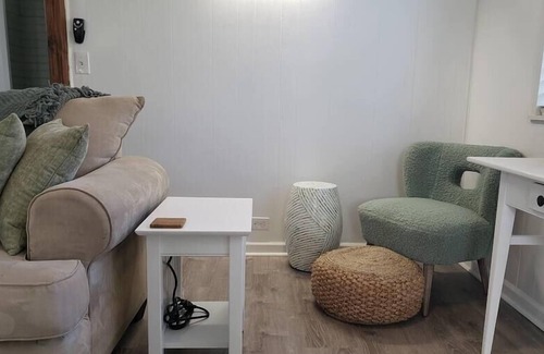 Ingles House | The Squirrel's Leap: quiet stay near Dehaven Park