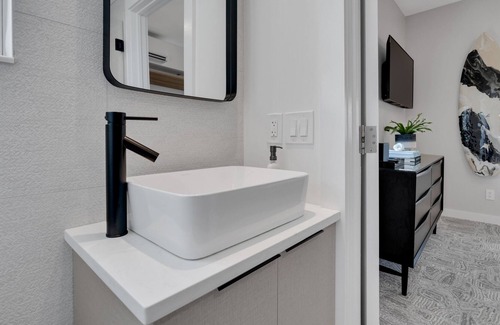 Asbury Park House | The St. Laurent: Two Rooms - Sleeps 4