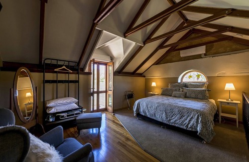 Langhorne Creek Bed & Breakfast | The Stables BnB, Shiraz Suite centrally located in Langhorne Creek