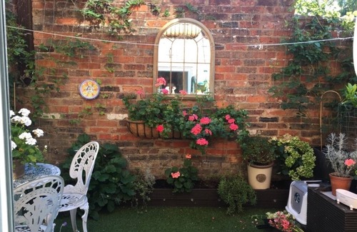 Royal Tunbridge Wells Cottage | The Stables: full of character near the Pantiles with secluded courtyard garden
