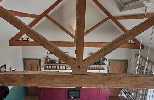 Beckhampton Cottage | THE STABLES, pet friendly, with hot tub in Marlborough, Wiltshire