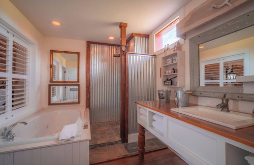 Round Top Bed & Breakfast | The Stardust Room - Wander Inn