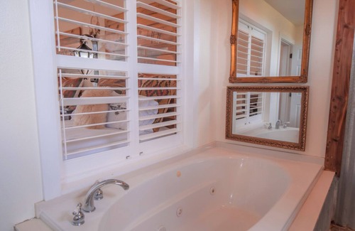 Round Top Bed & Breakfast | The Stardust Room - Wander Inn