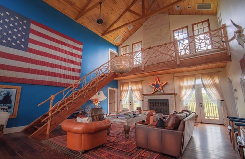 Round Top Bed & Breakfast | The Stardust Room - Wander Inn