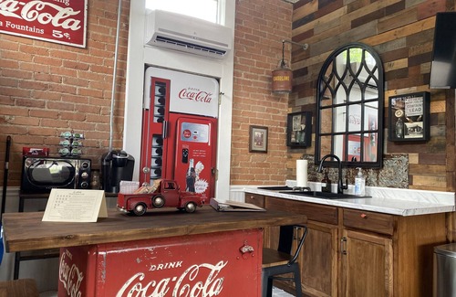 Honey Grove House | The Station - with Private Mini Golf!