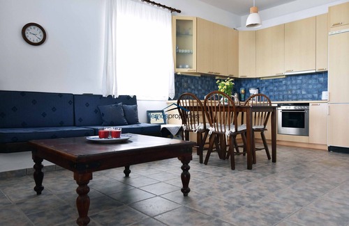 Kea House | The "Stone Beach House" right on the beach in Kampi, near Koundouros