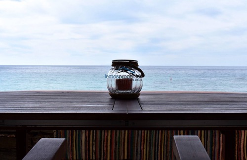 Kea House | The "Stone Beach House" right on the beach in Kampi, near Koundouros