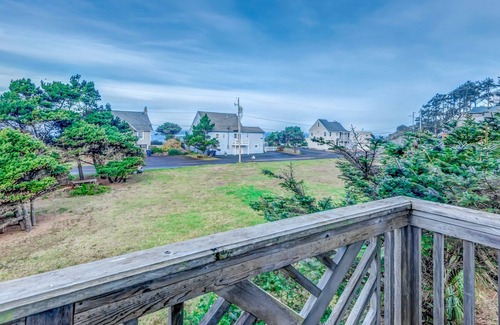 Logsden House | The Strand @ Olivia Beach - 2BD 2.5B