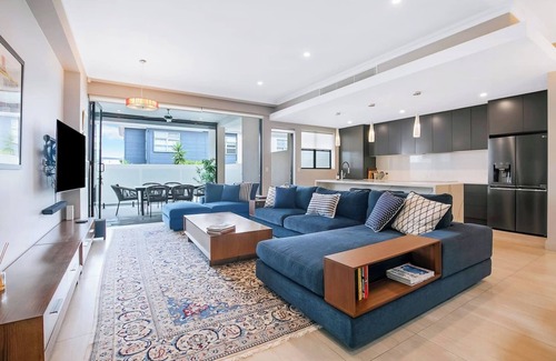 Bulimba Apartment | The Stuart Tri Level Luxury with Poolside Dining