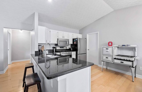 Columbus House | The Suburban Nest - For 6!
