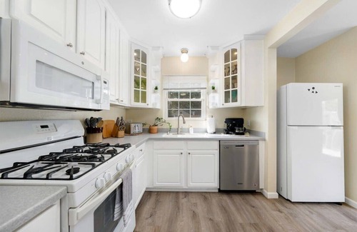 Crown Point House | The Succulent House - 2BR, 2Bath!
